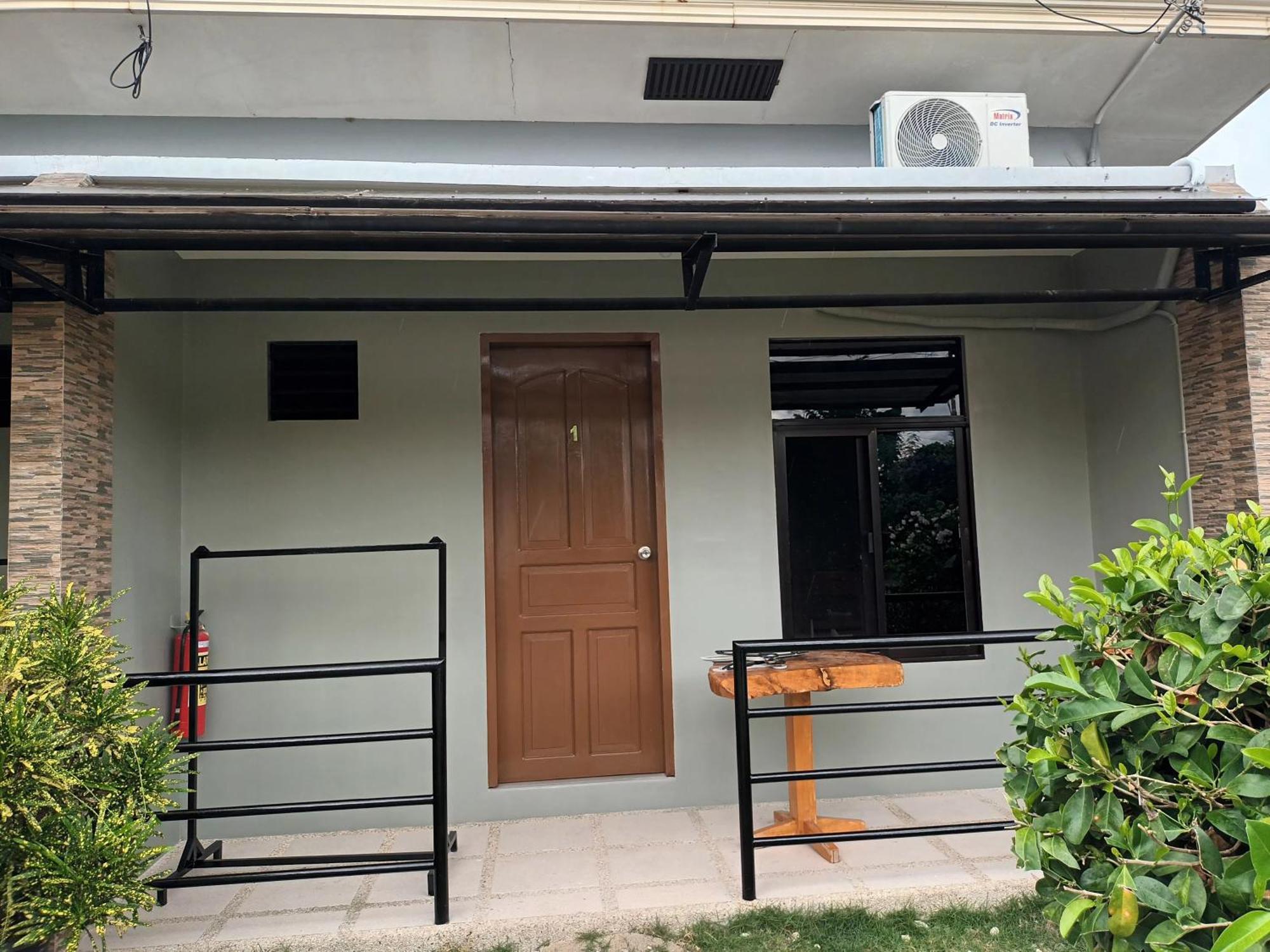 Grae'S Apartelle Moalboal Exteriör bild